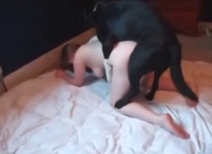 Horny lady goes on all fours to fuck a hot animal